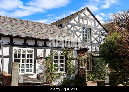 Niedliches Landhaus im Tudor-Stil in Chester, schwarz-weißes Gebäude Stockfoto