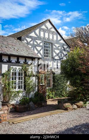 Niedliches Landhaus im Tudor-Stil in Chester, schwarz-weißes Gebäude Stockfoto