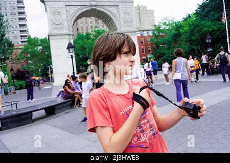 Greenwich Village, New York City, NY, USA, 12 Jahre alter kaukasischer Teenager-Junge – mit braunen Haaren und Sommerkleidung im Washington Square Park Stockfoto