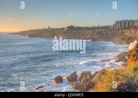 Felsküste in der Nähe von cascais, Portugal. Stockfoto