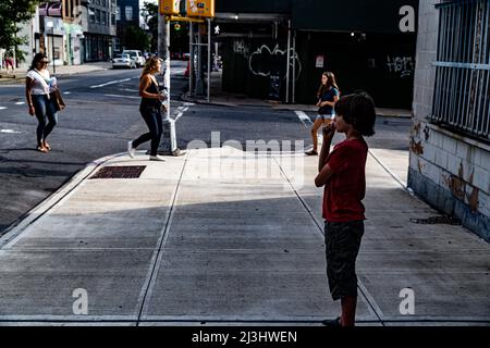 Southside, New York City, NY, USA, Young Boy Waiting Stockfoto