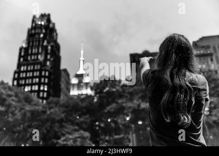 Midtown SOUTH, New York City, NY, USA, Young Girl zeigt vom Bryant Park auf das Empire State Building Stockfoto