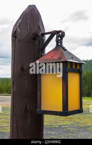 Architektonische Details der rustikalen Old Faithful Lodge im Yellowstone Nationalpark, USA Stockfoto