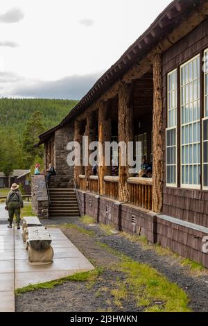 Architektonische Details der rustikalen Old Faithful Lodge im Yellowstone National Park, USA [Keine Model-Releases; nur redaktionelle Lizenzierung] Stockfoto