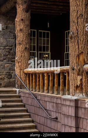 Architektonische Details der rustikalen Old Faithful Lodge im Yellowstone Nationalpark, USA Stockfoto