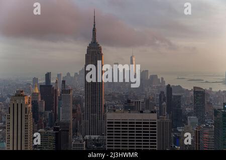 Midtown West, New York City, NY, USA, Drohnenaufnahme/Luftaufnahme, aufgenommen neben dem Rockefeller Center mit Panoramablick auf Manhattan und das Empire State Building und den One World Freedom Tower im Fokus Stockfoto