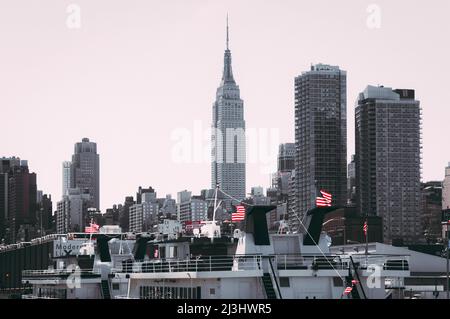 Manhattan, New York City, NY, USA, Blick auf den Flugzeugträger USS Intrepid, Teil des Intrepid Sea, Air and Space Museum, einem amerikanischen Militär- und maritimem Geschichtsmuseum in New York City Stockfoto