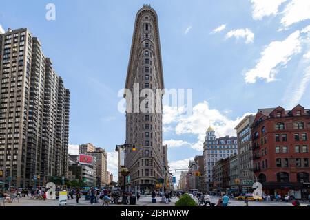 FLATIRON DISTRICT, New York City, NY, USA, Historic Flatiron or Fuller Building, ein 22-stöckiges, dreieckig geformtes, stahlgerahmtes Wahrzeichen in Manhattans Fifth Ave, wurde 1902 fertiggestellt. Stockfoto