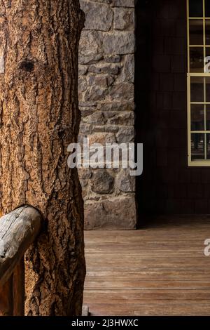 Architektonische Details der rustikalen Old Faithful Lodge im Yellowstone Nationalpark, USA Stockfoto