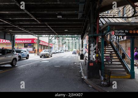 Myrtle AV, New York City, NY, USA, U-Bahn-Station, Straße unter der Brücke Stockfoto