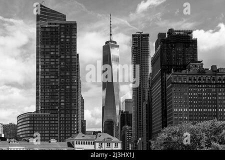 Hudson River, New York City, NY, USA, One World Tower in den hinteren Wolkenkratzern von Lower Manhattan vom Hudson River aus gesehen Stockfoto