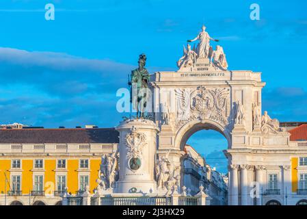 Statue von Dom Jose I in lissabon mit Arco da rua augusta, Portugal. Stockfoto