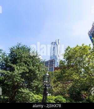 Civic Center, New York City, NY, USA, Frank Gehrys Beekman Tower mit Luxuswohnungen in der Stadt New York, New York. Stockfoto