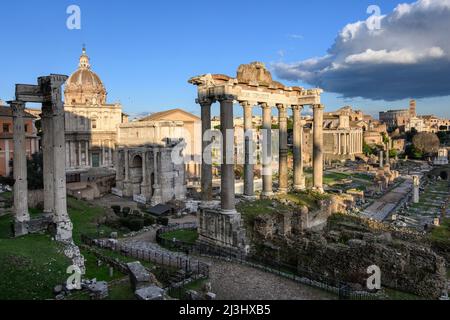 Blick vom Kapitol auf das Forum Romanum mit dem Saturn-Tempel im Vordergrund und der Kirche des heiligen Josef im Hintergrund Stockfoto