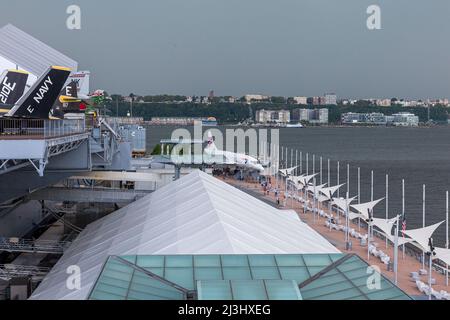 12 AV/W 46 ST, New York City, NY, USA, The Concorde hinter dem Intrepid Sea, Air & Space Museum - ein amerikanisches Militär- und maritimes Geschichtsmuseum zeigt den Flugzeugträger USS Intrepid. Stockfoto