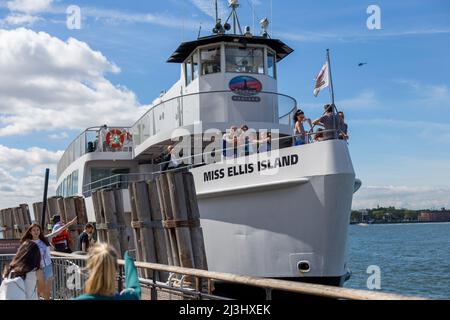 LOWER MANHATTAN, New York City, NY, USA, Statue Cruises Miss Ellis Island dockte am Battery Park an Stockfoto