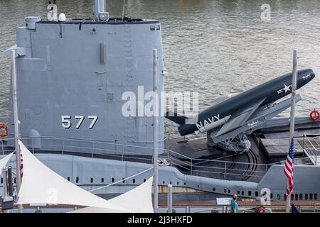 12 AV/W 46 ST, New York City, NY, USA, Cruise Missile U-Boot USS Growler neben dem Intrepid Sea, Air & Space Museum - ein amerikanisches Militär- und maritimes Geschichtsmuseum zeigt den Flugzeugträger USS Intrepid. Stockfoto