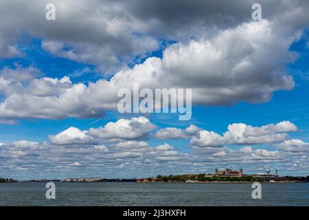 MANHATTAN, New York City, NY, USA, Blick auf Ellis Island im Hafen von New York, einer berühmten Insel, auf der neue Einwanderer einen Ort hatten, um in die USA einzureisen, ein Land der Freiheit. Stockfoto