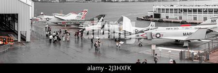 12 AV/W 46 ST, New York City, NY, USA, das Flugzeug in der Front ist der Carrier-basierte Fighter McDonnell F3H-2N (f-3B) Demon at the Intrepid Sea, Air & Space Museum - ein amerikanisches Militär-und maritime Geschichte Museum zeigt den Flugzeugträger USS Intrepid. Stockfoto