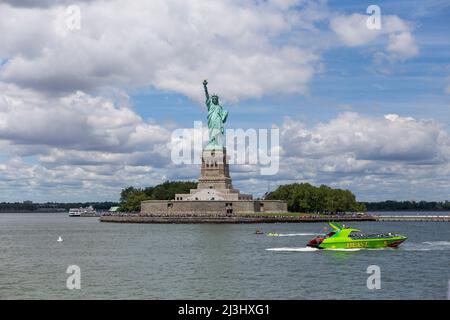 New York City, NY, USA, Blick auf die Insel der Freiheit mit der Freiheitsstatue von der Fähre auf dem Hudson River aus gesehen, dem Symbol der New York City Stockfoto