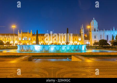 Sonnenaufgang von mosteiro dos Jeronimos durch praca do Imperio in Belem, Lissabon, Portugal. Stockfoto