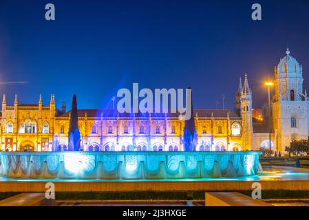 Sonnenaufgang von mosteiro dos Jeronimos durch praca do Imperio in Belem, Lissabon, Portugal. Stockfoto