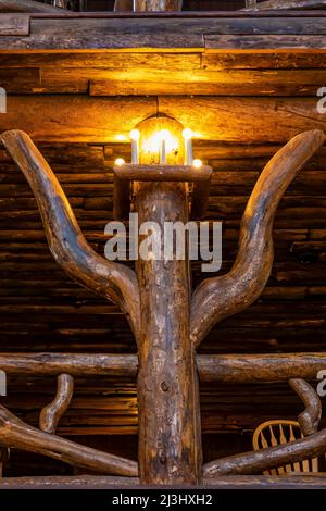 Detail der aufragenden, herrlichen, rustikalen Lobby des Old Faithful Inn im Yellowstone National Park, Wyoming, USA Stockfoto