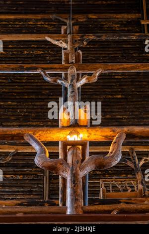 Die aufragende, herrliche, rustikale Lobby des Old Faithful Inn im Yellowstone National Park, Wyoming, USA Stockfoto