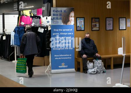 Warnschilder für die öffentliche Gesundheit des Coronavirus auf dem Barnsley Market im Barnsley Town Center in South Yorkshire, der unglaublich hohe Kov-Raten verzeichnet hat Stockfoto