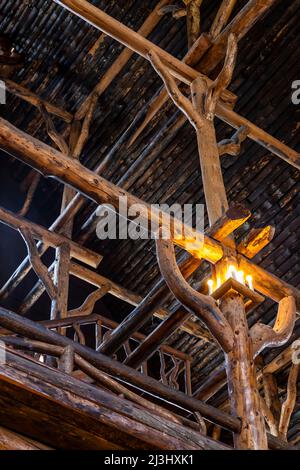 Die aufragende, herrliche, rustikale Lobby des Old Faithful Inn im Yellowstone National Park, Wyoming, USA Stockfoto