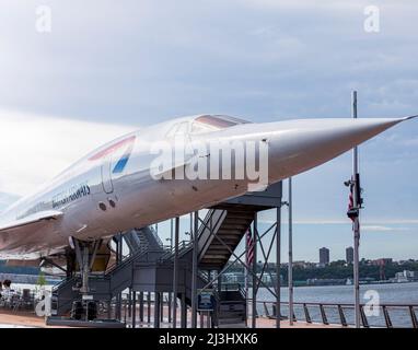 12 AV/W 46 ST, New York City, NY, USA, British Aerospace/Aerospatiale Concorde, 1976 im Intrepid Sea, Air & Space Museum - ein amerikanisches Militär- und maritimes Geschichtsmuseum zeigt den Flugzeugträger USS Intrepid. Stockfoto