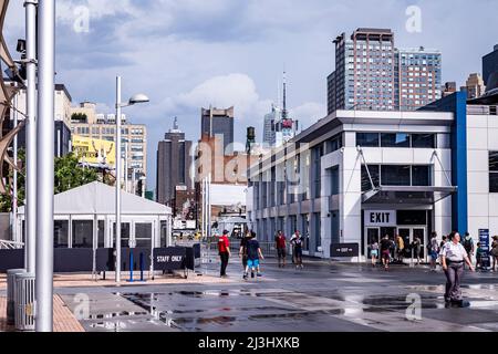 12 AV/W 46 ST, New York City, NY, USA, die Ausfahrt am Intrepid Sea, Air & Space Museum - ein amerikanisches Militär- und maritimes Geschichtsmuseum zeigt den Flugzeugträger USS Intrepid. Stockfoto