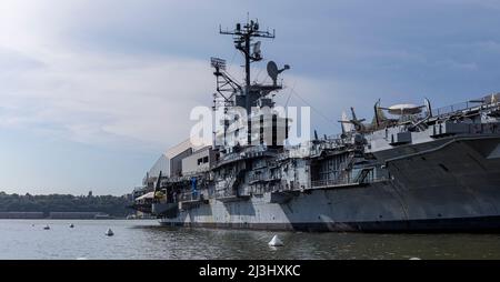 12 AV/W 46 ST, New York City, NY, USA, The Intrepid Sea, Das Air & Space Museum ist ein amerikanisches Militär- und maritimes Geschichtsmuseum und zeigt den Flugzeugträger USS Intrepid. Stockfoto