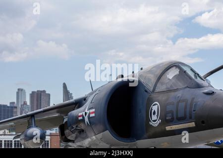 12 AV/W 46 ST, New York City, NY, USA, British Aerospace AV-8C Harrier im Intrepid Sea, Air & Space Museum - ein amerikanisches Militär- und maritimes Geschichtsmuseum zeigt den Flugzeugträger USS Intrepid. Stockfoto