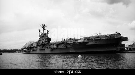 12 AV/W 46 ST, New York City, NY, USA, The Intrepid Sea, Das Air & Space Museum ist ein amerikanisches Militär- und maritimes Geschichtsmuseum und zeigt den Flugzeugträger USS Intrepid. Stockfoto