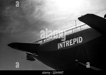 12 AV/W 46 ST, New York City, NY, USA, The Stern of the Intrepid Sea, Air & Space Museum - ein amerikanisches Militär- und maritimes Geschichtsmuseum zeigt den Flugzeugträger USS Intrepid. Stockfoto