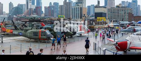 12 AV/W 46 ST, New York City, NY, USA, Some Helicopters at the Intrepid Sea, Air & Space Museum - ein amerikanisches Militär- und maritimes Geschichtsmuseum zeigt den Flugzeugträger USS Intrepid. Stockfoto