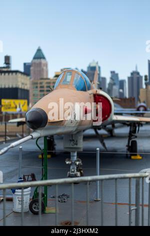 12 AV/W 46 ST, New York City, NY, USA, Israel Aircraft Industries Kfir C-2 1976 am Intrepid Sea, Air & Space Museum - ein amerikanisches Militär- und maritimes Geschichtsmuseum zeigt den Flugzeugträger USS Intrepid. Stockfoto