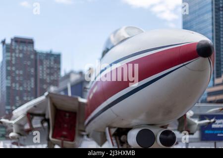 12 AV/W 46 ST, New York City, NY, USA, Grumman F-14 Tomcat, 1974 (im Film 'top gun') im Intrepid Sea, Air & Space Museum - ein amerikanisches Militär- und maritimes Geschichtsmuseum zeigt den Flugzeugträger USS Intrepid. Stockfoto