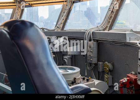 12 AV/W 46 ST, New York City, NY, USA, Instrumente an der Brücke von Intrepid Sea, Air & Space Museum - ein amerikanisches Militär- und maritimes Geschichtsmuseum zeigt den Flugzeugträger USS Intrepid. Stockfoto