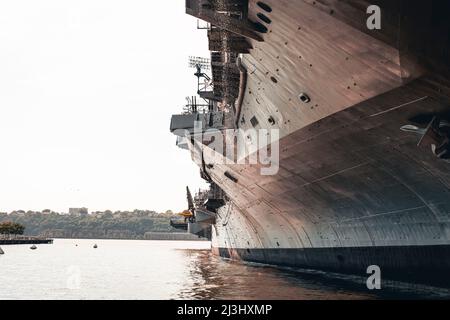 12 AV/W 46 ST, New York City, NY, USA, The Intrepid Sea, Das Air & Space Museum ist ein amerikanisches Militär- und maritimes Geschichtsmuseum und zeigt den Flugzeugträger USS Intrepid. Stockfoto