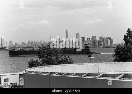 RICHMOND TERRACE/NICHOLA ST, New York City, NY, USA, Manhatten Skyline von Jersey aus gesehen Stockfoto