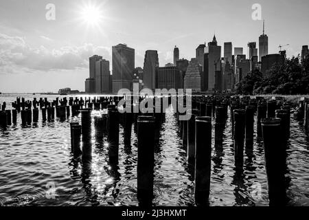 Brooklyn Heights, New York City, NY, USA, Holzsäulen im East River und die Skyline von Lower Manhattan vom alten Pier 1 im Brooklyn Bridge Park aus gesehen Stockfoto