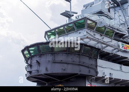 12 AV/W 46 ST, New York City, NY, USA, The Bridge of the Intrepid Sea, Air & Space Museum - ein amerikanisches Militär- und maritimes Geschichtsmuseum und zeigt den Flugzeugträger USS Intrepid. Stockfoto