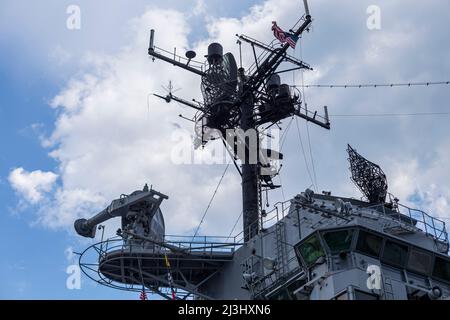 12 AV/W 46 ST, New York City, NY, USA, Blick auf die Brücke des Intrepid Sea, Air & Space Museum - ein amerikanisches Militär- und maritimes Geschichtsmuseum zeigt den Flugzeugträger USS Intrepid. Stockfoto