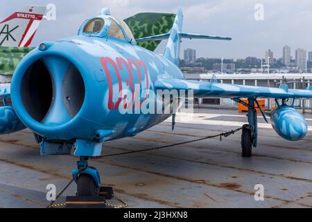 12 AV/W 46 ST, New York City, NY, USA, Mikoyan-Gurevich / PZL-Mielec MiG-17 / LIM-5 (NATO Code Name Fresco) im Intrepid Sea, Air & Space Museum - ein amerikanisches Militär- und maritimes Geschichtsmuseum zeigt den Flugzeugträger USS Intrepid. Stockfoto