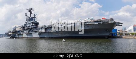 12 AV/W 46 ST, New York City, NY, USA, The Intrepid Sea, Das Air & Space Museum ist ein amerikanisches Militär- und maritimes Geschichtsmuseum und zeigt den Flugzeugträger USS Intrepid. Stockfoto