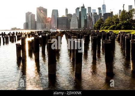 Brooklyn Heights, New York City, NY, USA, Holzsäulen im East River und die Skyline von Lower Manhattan vom alten Pier 1 im Brooklyn Bridge Park aus gesehen Stockfoto