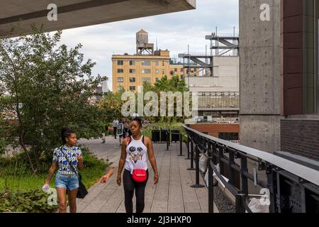 Meatpacking District, New York City, NY, USA, The High Line ist ein beliebter linearer Park, der auf den erhöhten Bahngleisen oberhalb der Tenth Ave errichtet wurde Stockfoto