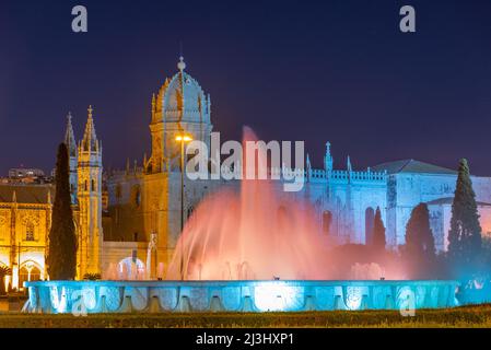 Sonnenaufgang von mosteiro dos Jeronimos durch praca do Imperio in Belem, Lissabon, Portugal. Stockfoto